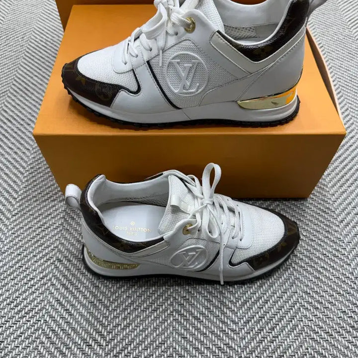 [BUNJANG] Louis Vuitton Monogram Runaway Sneakers Gold Hardware Size 36.5 / [S급/정품] 루이비통 모노그램 런어웨이 금장 스니커즈 36.5