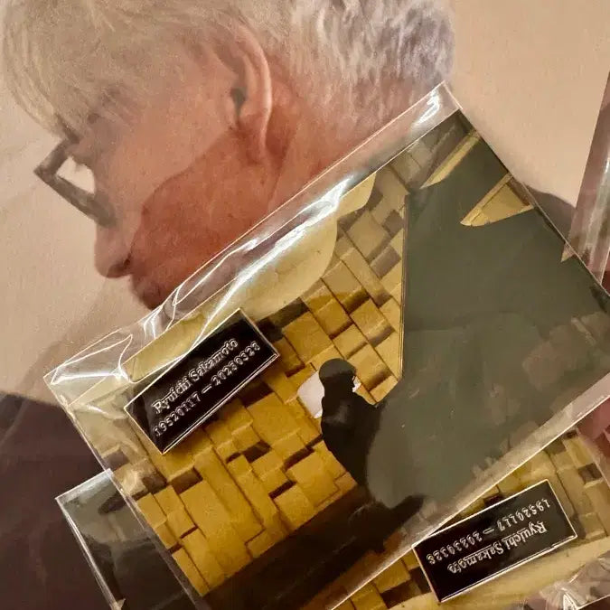 [BUNJANG] Ryuichi Sakamoto Memorial Badge (Sealed) / 류이치 사카모토 다이어리 메모리얼 뱃지 미개봉
