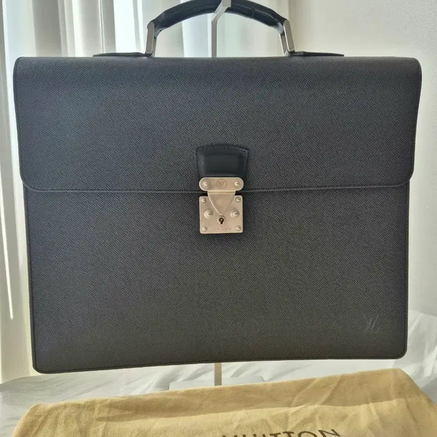 [BUNJANG] Louis Vuitton Taiga Moscow Briefcase Black Leather / [정품] 루이비통 타이가 모스코바 서류가방 브리프케이스 블랙