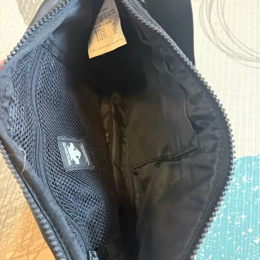 [BUNJANG] Descente Sling Bag / 데상트(Descente) 브랜드의 슬링백