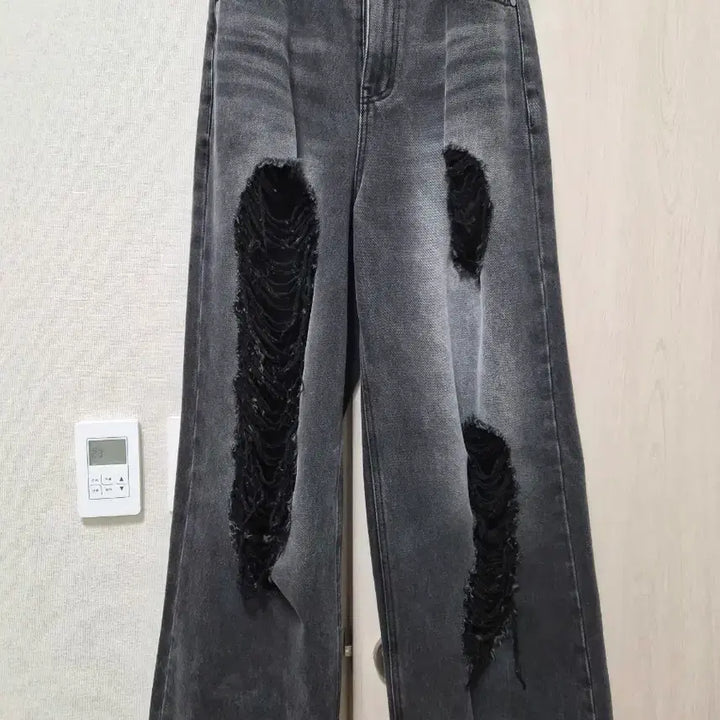 [SOLD OUT] 트리밍버드 데미지 데님팬츠 흑청