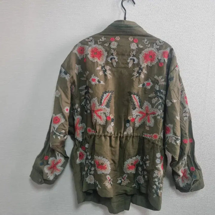 [BUNJANG] Khaki Floral Embroidered Oversized Field Jacket / 카키색 플라워 자수 야상 점퍼 얇은면 오버핏
