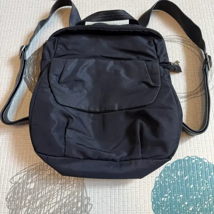 [SOLD OUT] 만다리나덕의 블랙 색상 백팩