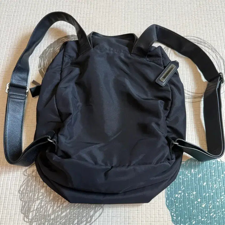 [SOLD OUT] 만다리나덕의 블랙 색상 백팩