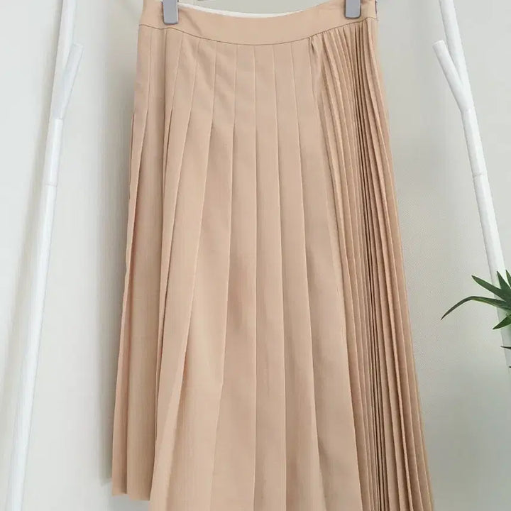 [BUNJANG] It MICHAA Asymmetrical Pleated Skirt / 잇미샤 언발 플리츠 스커트