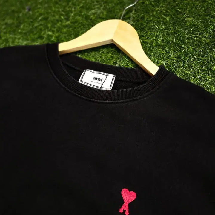 [BUNJANG] Ami Small Heart Black Sweatshirt / 아미 스몰 하트 블랙 맨투맨 티셔츠