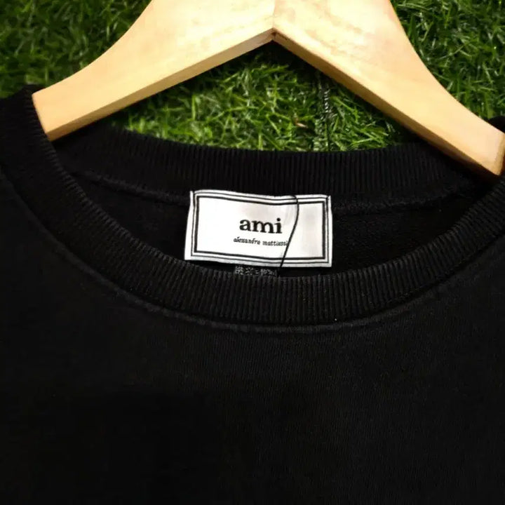 [BUNJANG] Ami Small Heart Black Sweatshirt / 아미 스몰 하트 블랙 맨투맨 티셔츠
