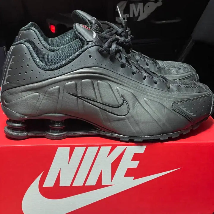 [BUNJANG] Nike Shox R4 Black Bright Crimson Sneakers / 나이키 샥스 R4 블랙 브라이트 크림슨 300