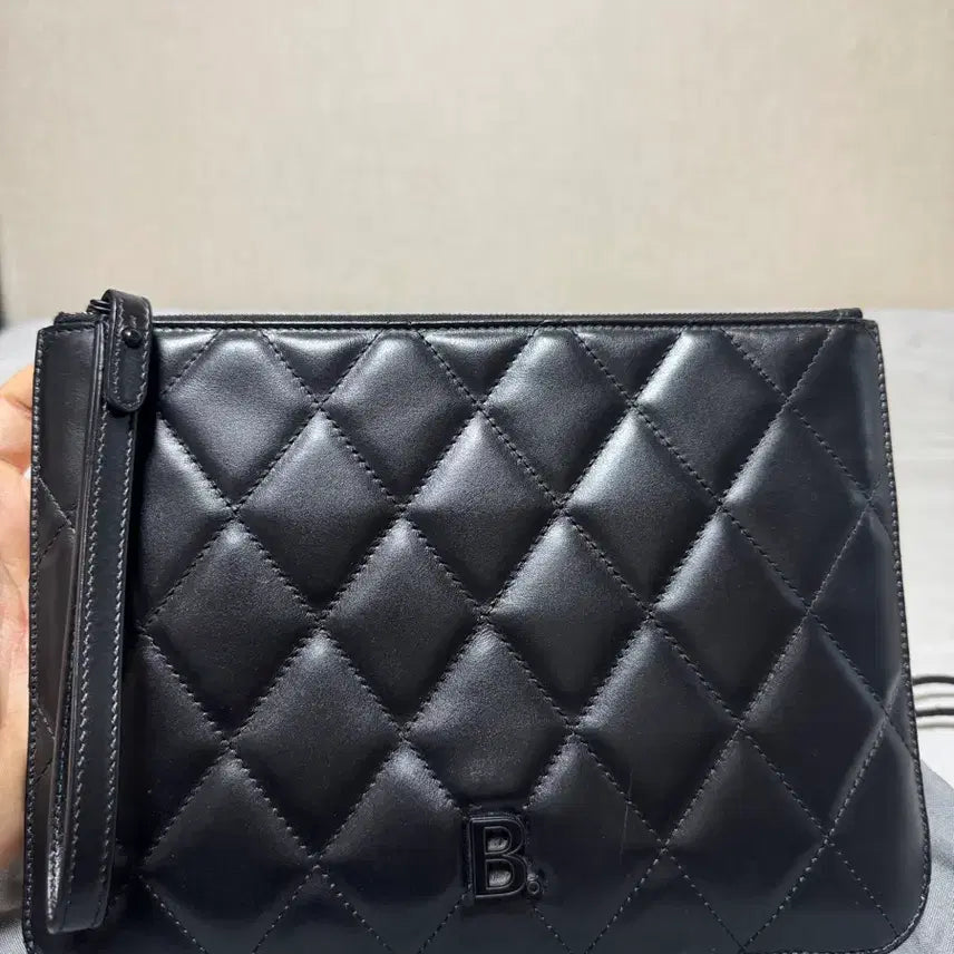 [BUNJANG] Balenciaga B Logo Quilted Clutch / [상태좋음/정품] 발렌시아가 B 로고 퀄팅 클러치
