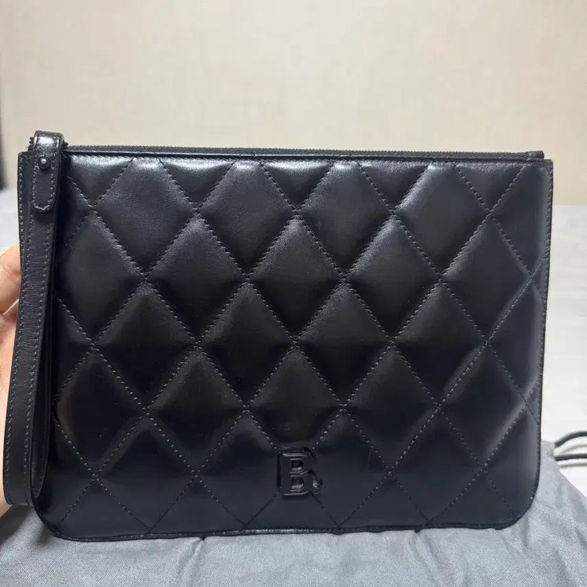 [BUNJANG] Balenciaga B Logo Quilted Clutch / [상태좋음/정품] 발렌시아가 B 로고 퀄팅 클러치