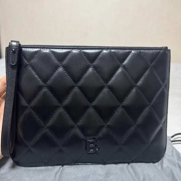 [BUNJANG] Balenciaga B Logo Quilted Clutch / [상태좋음/정품] 발렌시아가 B 로고 퀄팅 클러치