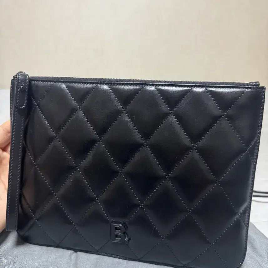 [BUNJANG] Balenciaga B Logo Quilted Clutch / [상태좋음/정품] 발렌시아가 B 로고 퀄팅 클러치