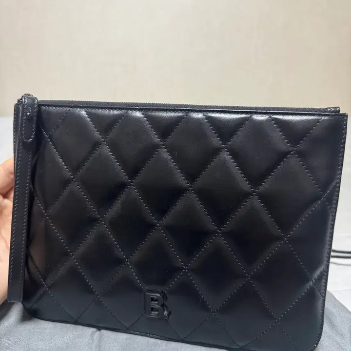 [BUNJANG] Balenciaga B Logo Quilted Clutch / [상태좋음/정품] 발렌시아가 B 로고 퀄팅 클러치