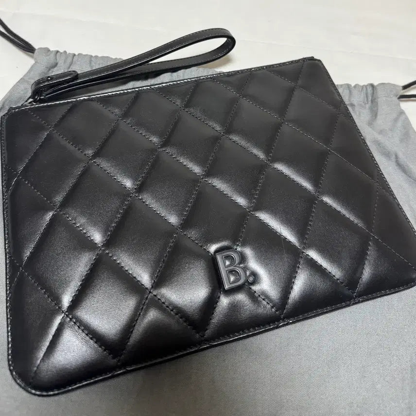 [BUNJANG] Balenciaga B Logo Quilted Clutch / [상태좋음/정품] 발렌시아가 B 로고 퀄팅 클러치
