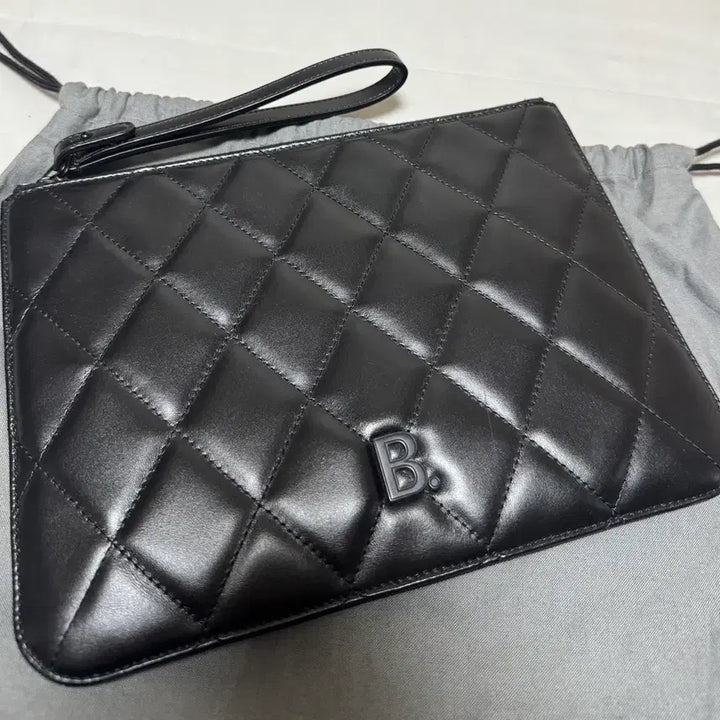 [BUNJANG] Balenciaga B Logo Quilted Clutch / [상태좋음/정품] 발렌시아가 B 로고 퀄팅 클러치