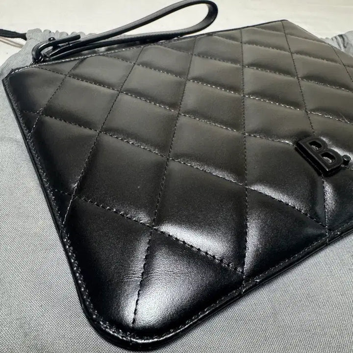 [BUNJANG] Balenciaga B Logo Quilted Clutch / [상태좋음/정품] 발렌시아가 B 로고 퀄팅 클러치