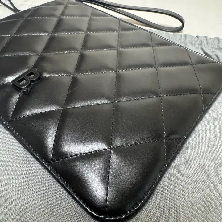 [BUNJANG] Balenciaga B Logo Quilted Clutch / [상태좋음/정품] 발렌시아가 B 로고 퀄팅 클러치