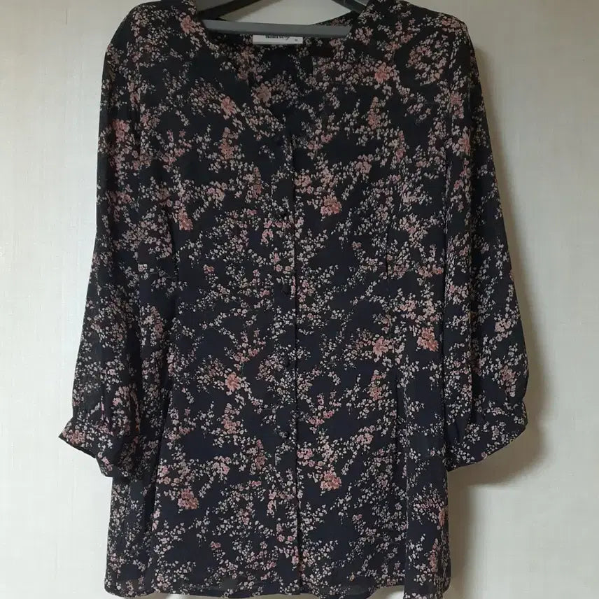 [BUNJANG] Romistory Floral Pattern V-Neck Blouse / 로미스토리 플라워 패턴 블라우스 잔꽃무늬 브이넥 하프단추