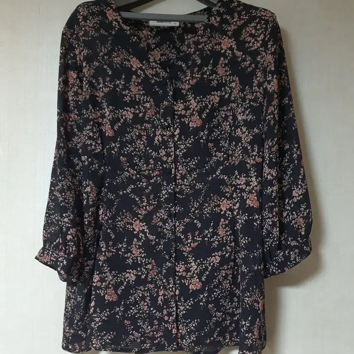[BUNJANG] Romistory Floral Pattern V-Neck Blouse / 로미스토리 플라워 패턴 블라우스 잔꽃무늬 브이넥 하프단추