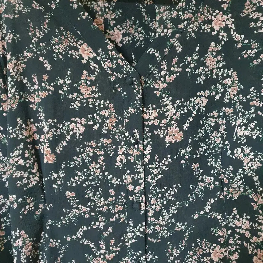 [BUNJANG] Romistory Floral Pattern V-Neck Blouse / 로미스토리 플라워 패턴 블라우스 잔꽃무늬 브이넥 하프단추