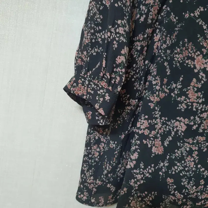 [BUNJANG] Romistory Floral Pattern V-Neck Blouse / 로미스토리 플라워 패턴 블라우스 잔꽃무늬 브이넥 하프단추