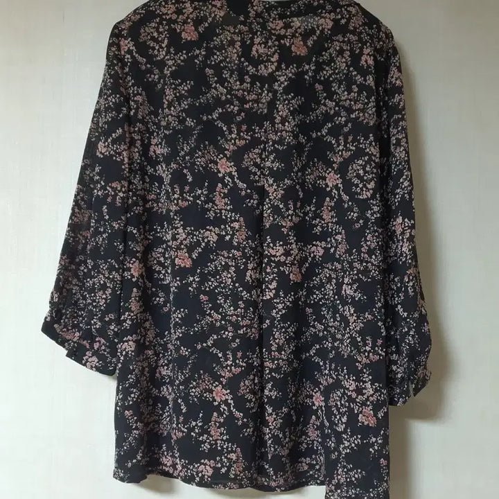 [BUNJANG] Romistory Floral Pattern V-Neck Blouse / 로미스토리 플라워 패턴 블라우스 잔꽃무늬 브이넥 하프단추