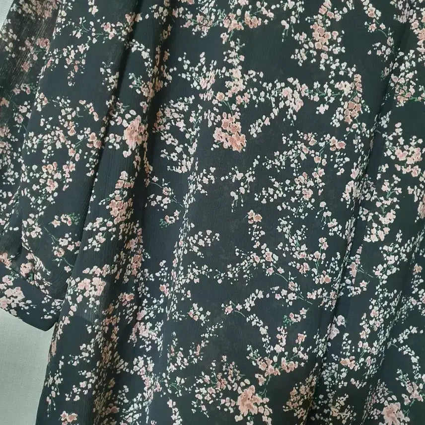[BUNJANG] Romistory Floral Pattern V-Neck Blouse / 로미스토리 플라워 패턴 블라우스 잔꽃무늬 브이넥 하프단추