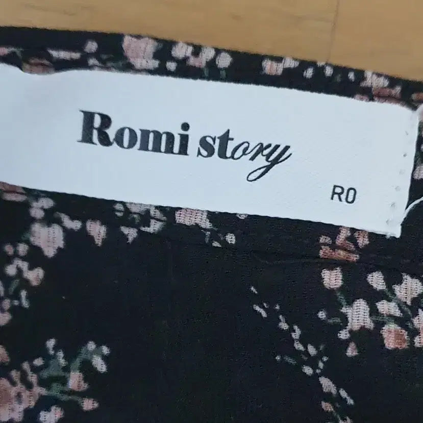 [BUNJANG] Romistory Floral Pattern V-Neck Blouse / 로미스토리 플라워 패턴 블라우스 잔꽃무늬 브이넥 하프단추
