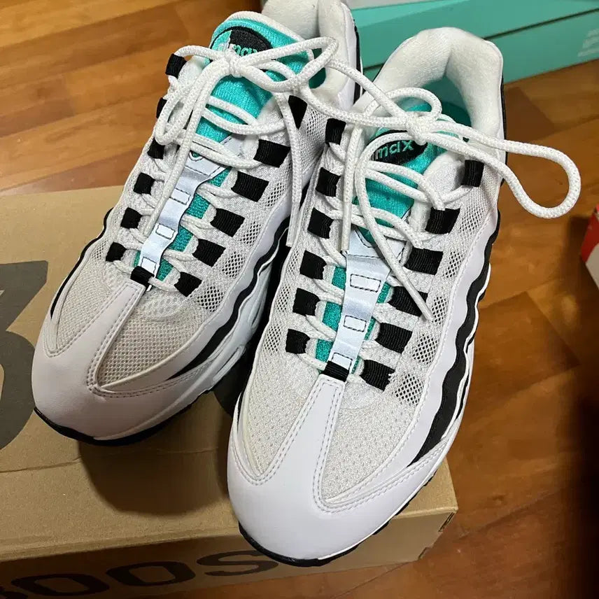 [BUNJANG] Nike Air Max 95 White and Black Sneakers / 나이키 에어맥스95 화이트앤블랙 250