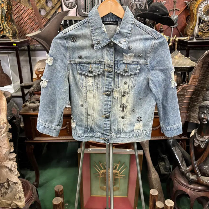 [SOLD OUT] 크롬하츠 찡 장식 빈티지 데미지 워싱 크롭 데님 청자켓(55반)