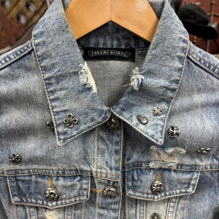 [SOLD OUT] 크롬하츠 찡 장식 빈티지 데미지 워싱 크롭 데님 청자켓(55반)