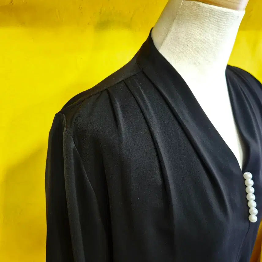 [BUNJANG] Black Blouse with Pearl Buttons / 진주 버튼 블랙 블라우스