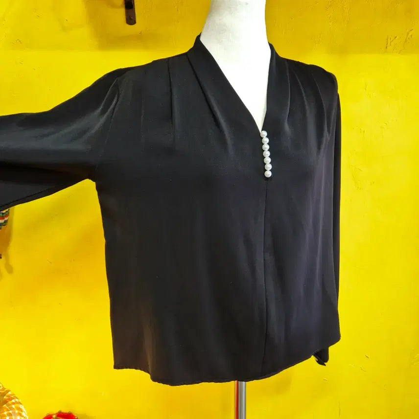 [BUNJANG] Black Blouse with Pearl Buttons / 진주 버튼 블랙 블라우스