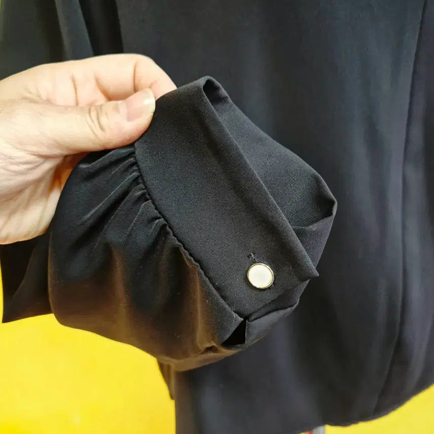 [BUNJANG] Black Blouse with Pearl Buttons / 진주 버튼 블랙 블라우스