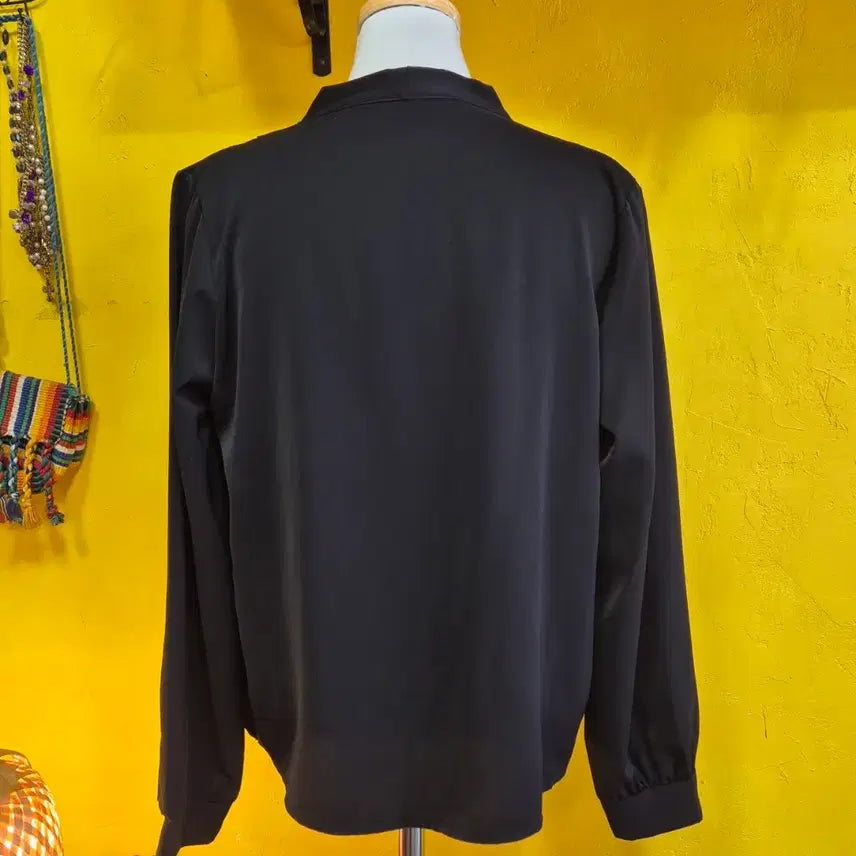 [BUNJANG] Black Blouse with Pearl Buttons / 진주 버튼 블랙 블라우스