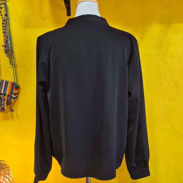 [BUNJANG] Black Blouse with Pearl Buttons / 진주 버튼 블랙 블라우스