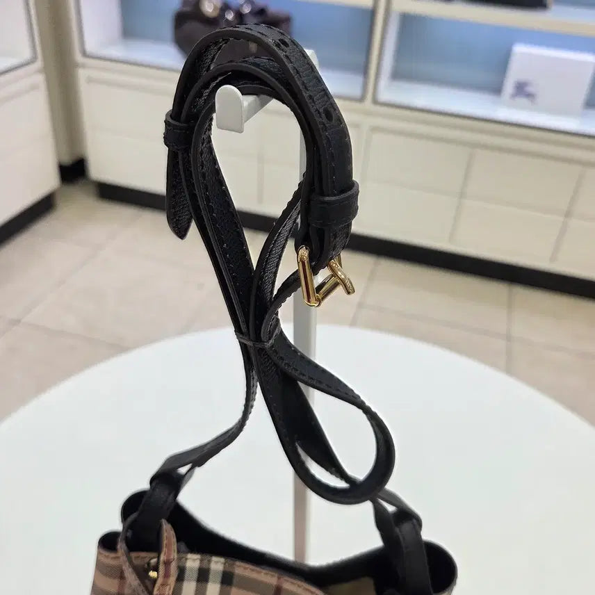 [BUNJANG] Burberry Haymarket Nova Small Bucket Shoulder Bag / 버버리 헤이마켓 노바 카메라 스몰 버킷 숄더백 40571581