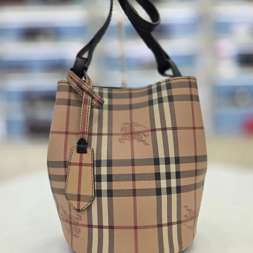 [BUNJANG] Burberry Haymarket Nova Small Bucket Shoulder Bag / 버버리 헤이마켓 노바 카메라 스몰 버킷 숄더백 40571581