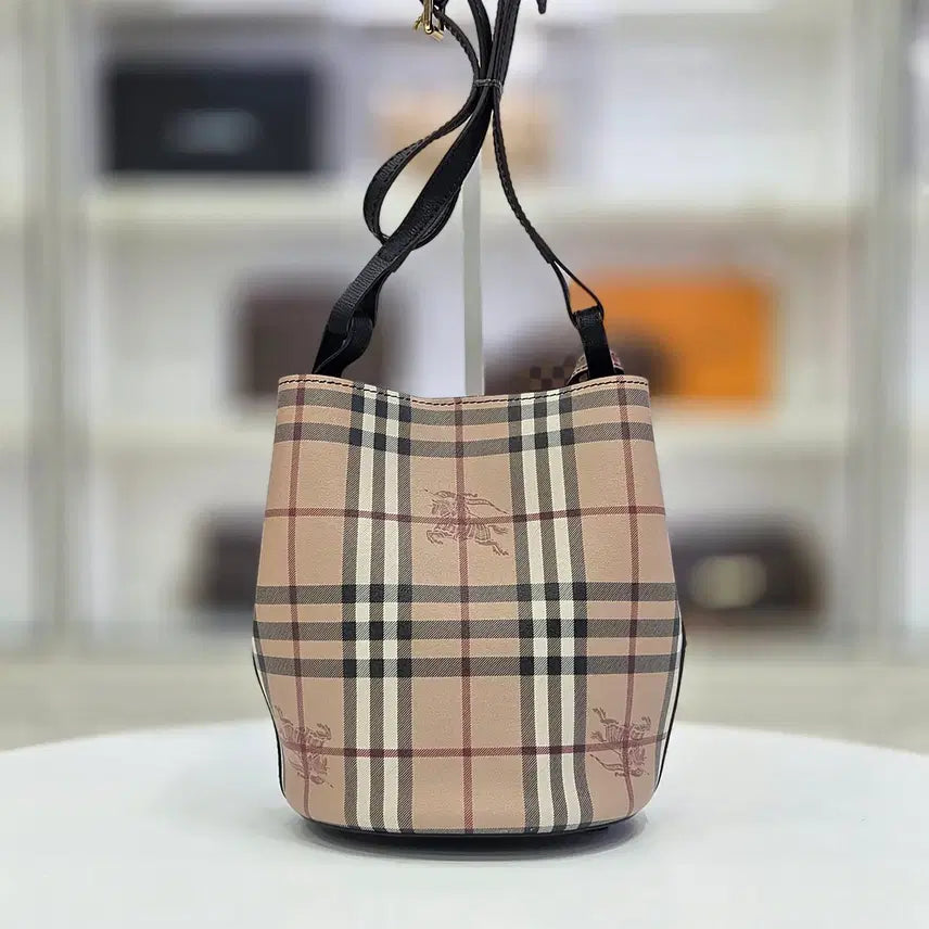 [BUNJANG] Burberry Haymarket Nova Small Bucket Shoulder Bag / 버버리 헤이마켓 노바 카메라 스몰 버킷 숄더백 40571581