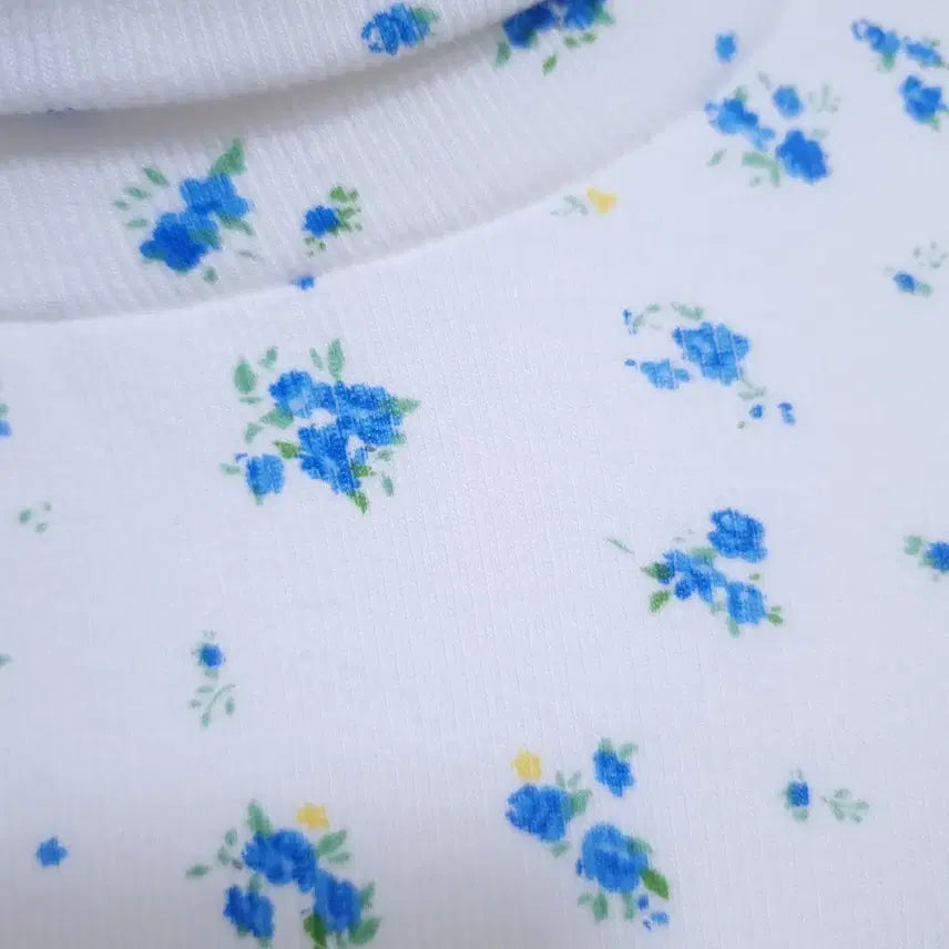[BUNJANG] Floral Turtleneck T-shirt / 플라워 터틀넥 티셔츠