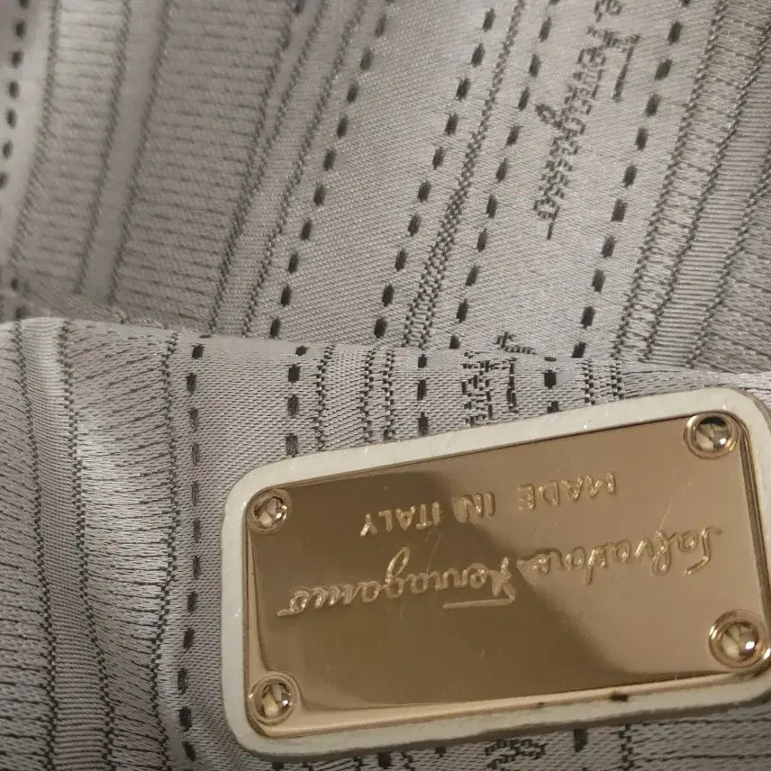 [BUNJANG] Ferragamo Gancini Shoulder Bag / 페라가모 간치니 숄더백