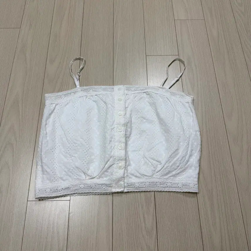 [BUNJANG] Etmon Punching Lace Sleeveless Blouse / 에트몽 블라우스 Etmon Punching Lace Sleeveless