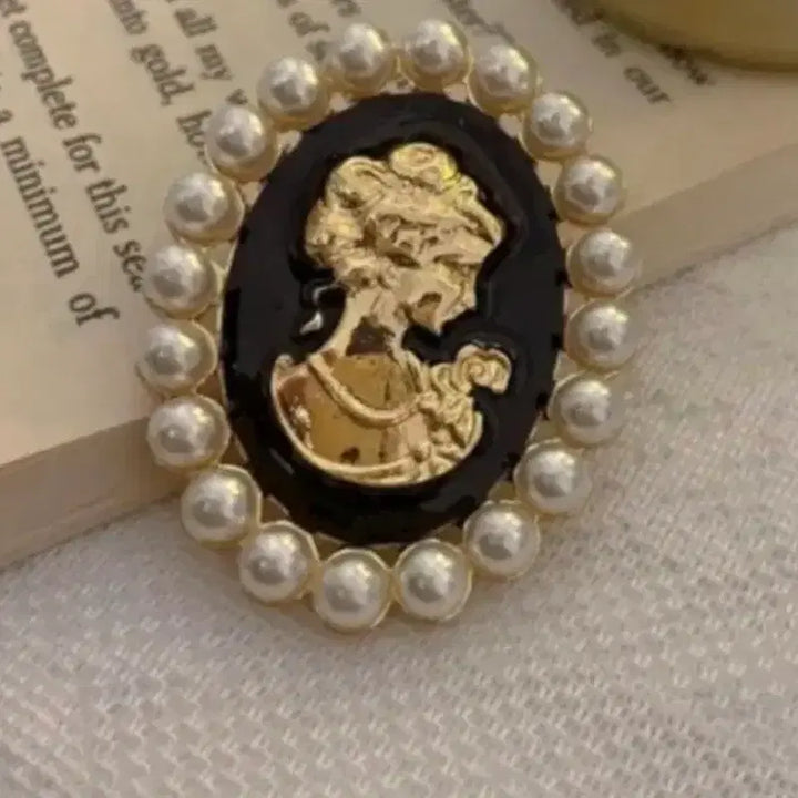[BUNJANG] Pearl Cameo Brooch / 진주 카메오 브로치(새상품)