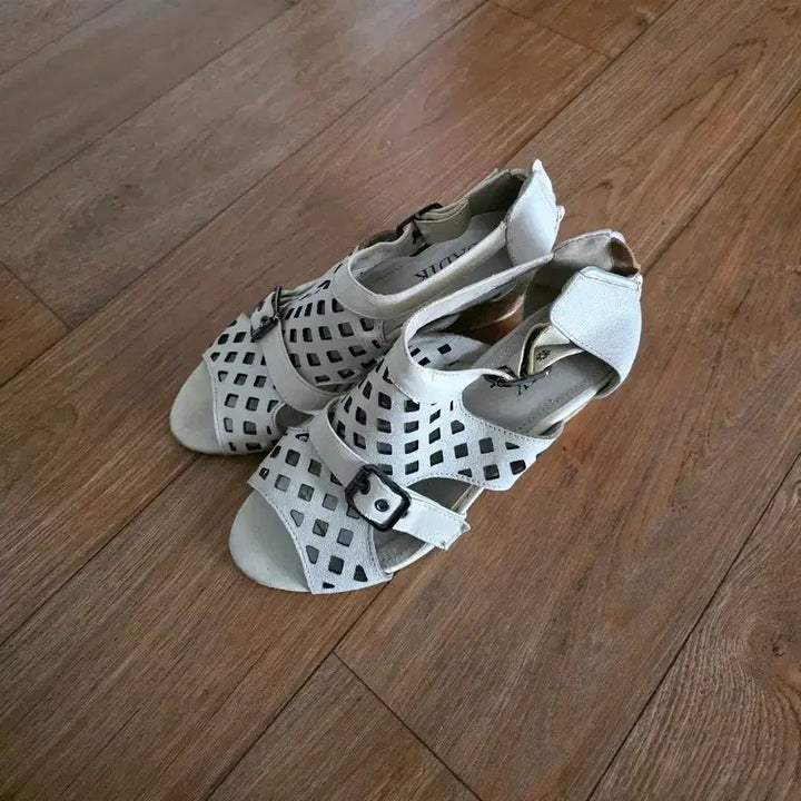 [BUNJANG] SADIK Cut-Out Wedge Heel Sandals White Cork Heel Size 245 / [무배]SADIK 컷아웃 웨지힐 샌들. 245