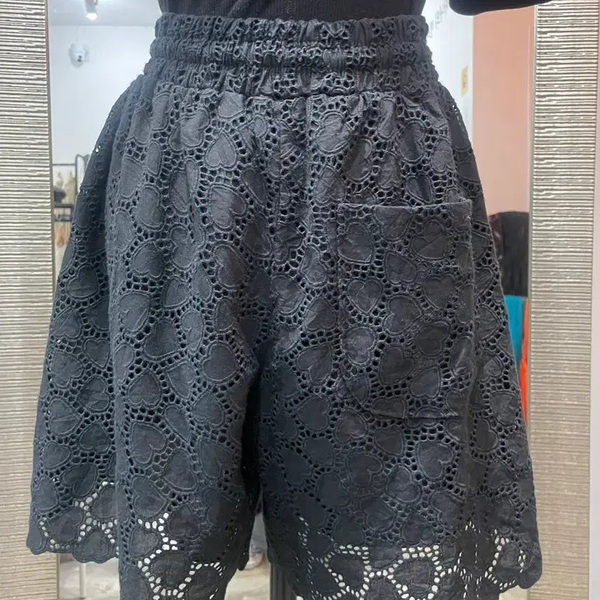 [SOLD OUT] Boutique 펀칭 레이스 반바지