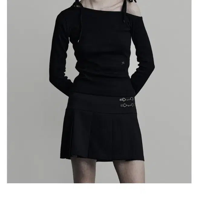 [BUNJANG] mnem Off-Shoulder Strap Top Black / [mnem] 하프 오프숄더 strap top [black]