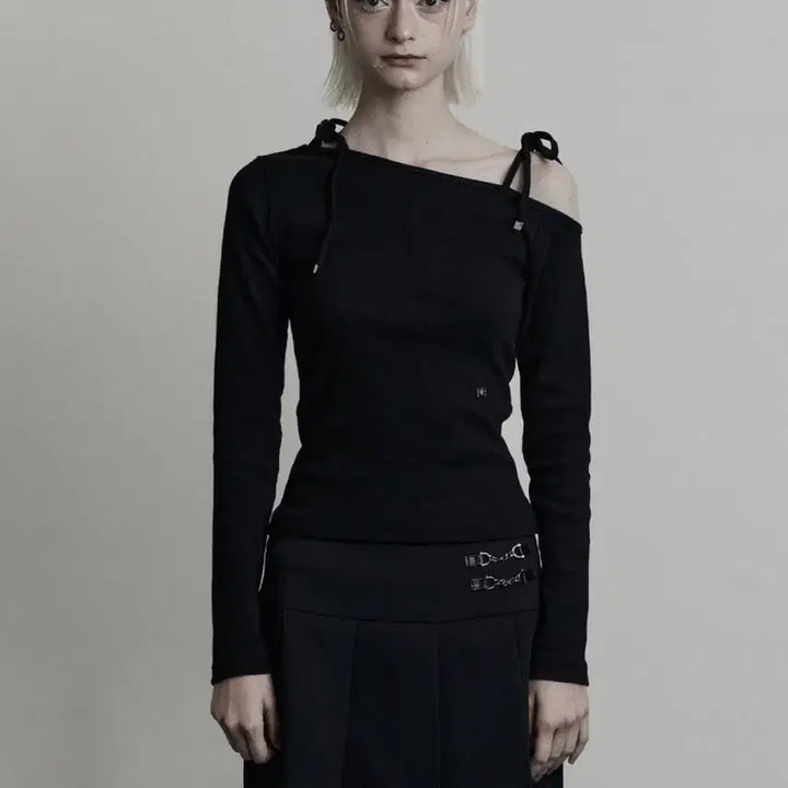 [BUNJANG] mnem Off-Shoulder Strap Top Black / [mnem] 하프 오프숄더 strap top [black]