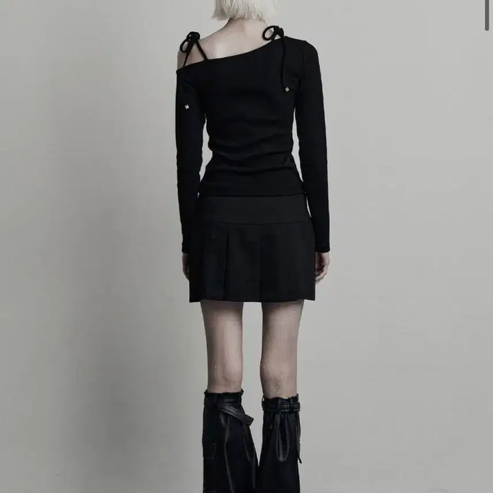 [BUNJANG] mnem Off-Shoulder Strap Top Black / [mnem] 하프 오프숄더 strap top [black]