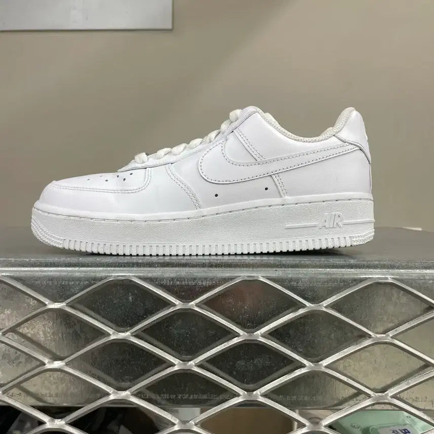 [SOLD OUT] 나이키 에어포스1 트리플 화이트 235 (gr-4373)