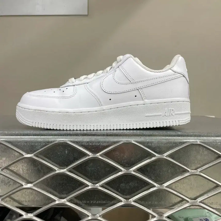 [SOLD OUT] 나이키 에어포스1 트리플 화이트 235 (gr-4373)
